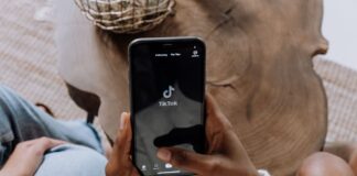 I migliori TikTok influencer di Febbraio 2024: la classifica di Inflead ragazza al cellulare che naviga su tiktok