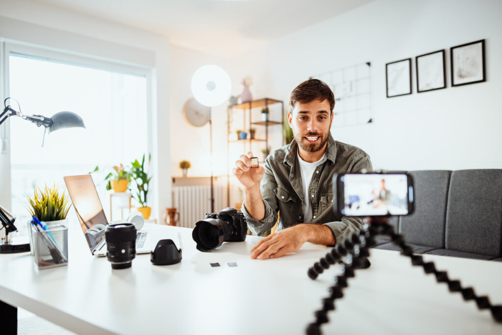 Creator che registra un video sulla funzionalità della macchina fotografica