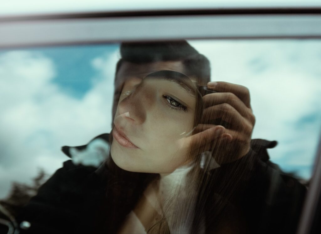 Un fotografo scatta una foto al finestrino di una macchina