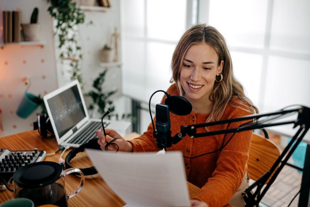 ragazza che registra un podcast