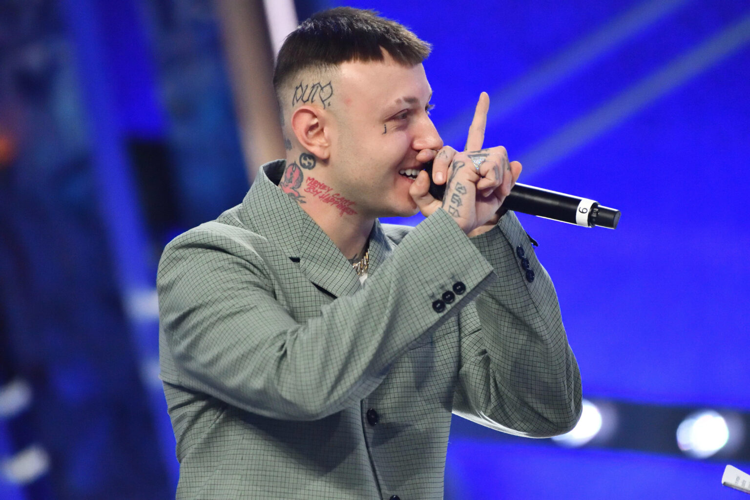 Tutto su Lazza età, vita privata e Sanremo Influenxer