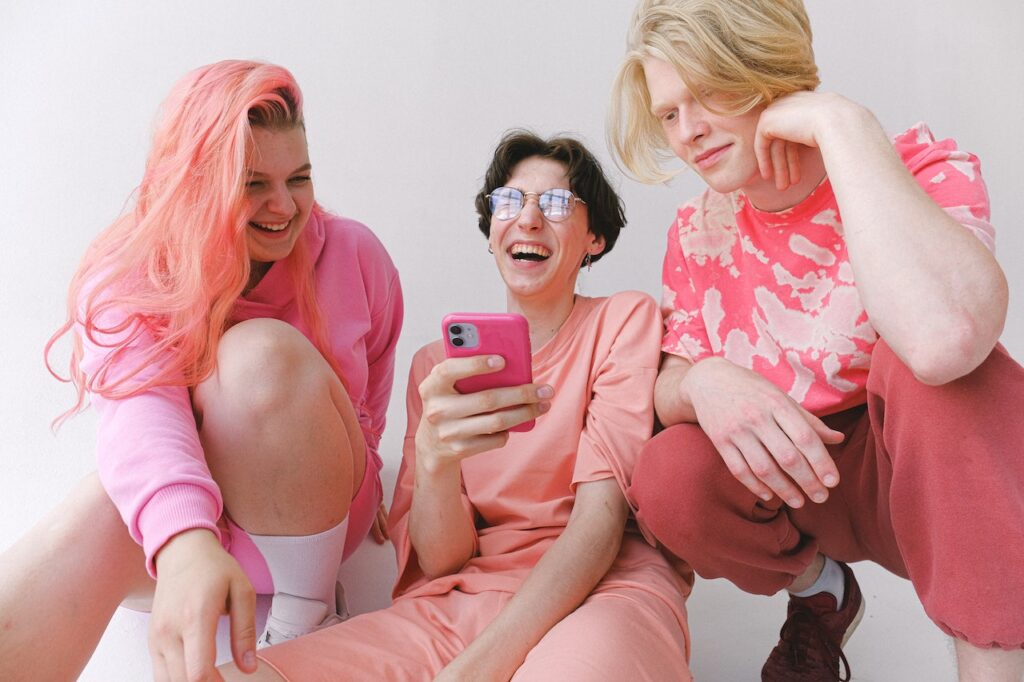amici vestiti di rosa che ridono al pc