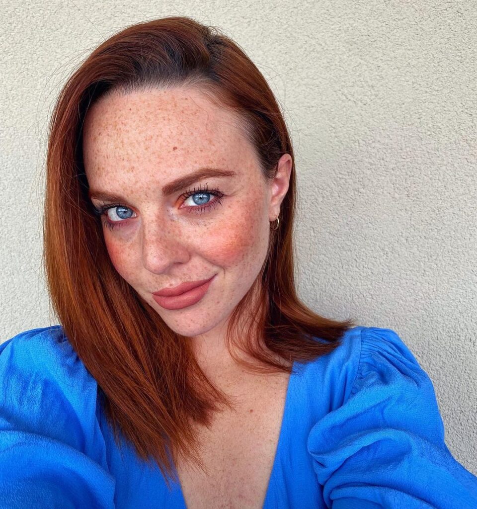 Foto instagram di Clio Regina Recinelli vestita con una maglietta azzurra