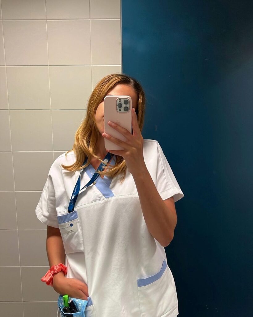 nadianursegram si scatta una foto allo specchio