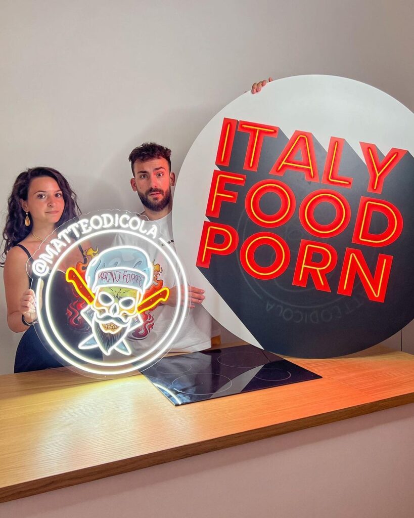 Matteo Di Cola con il suo nuovo logo del ristornate 