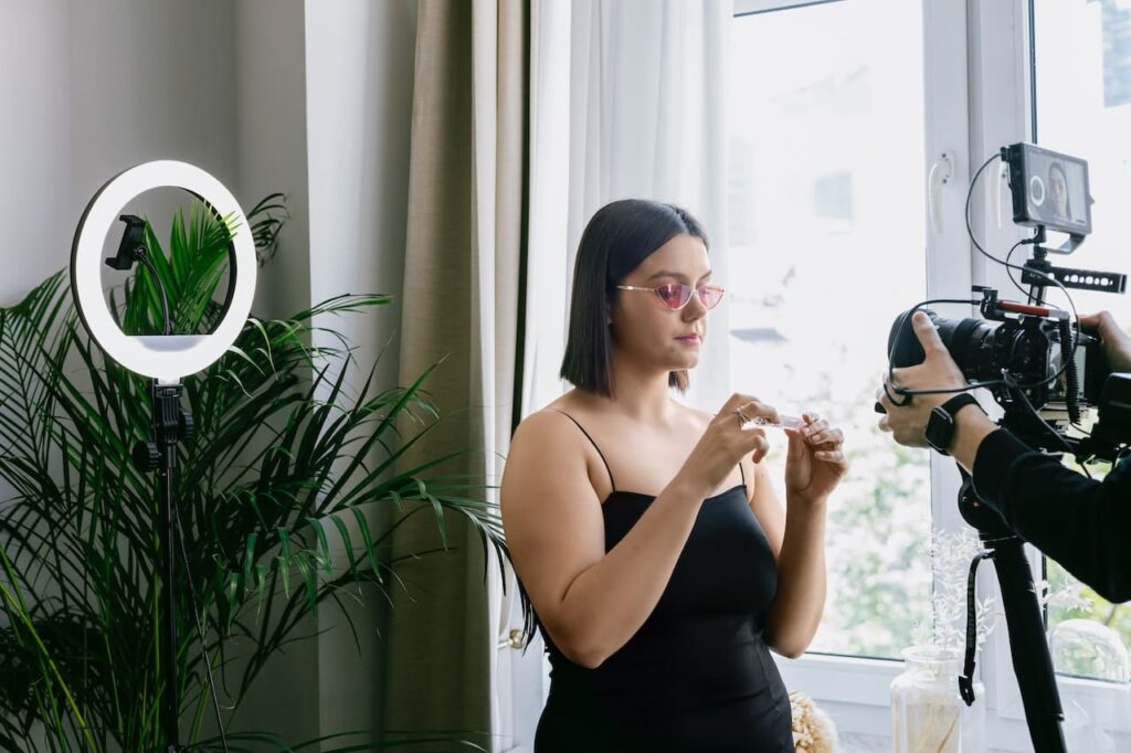 ragazza con capelli corti e occhiali mentre si riprende