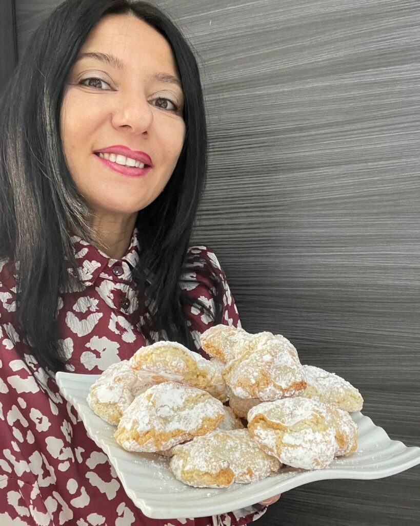 Flavia Imperatore con in mano un piatto di pizzicotti alle mandorle