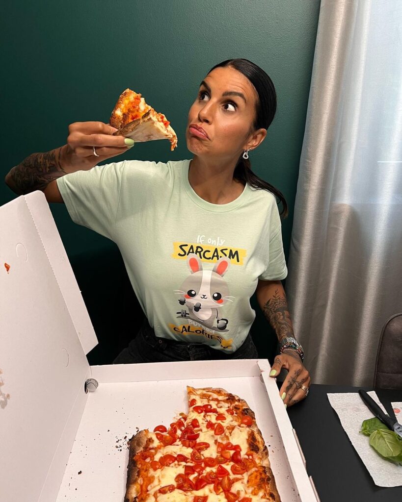 Silene Pretto mentre mangia una pizza