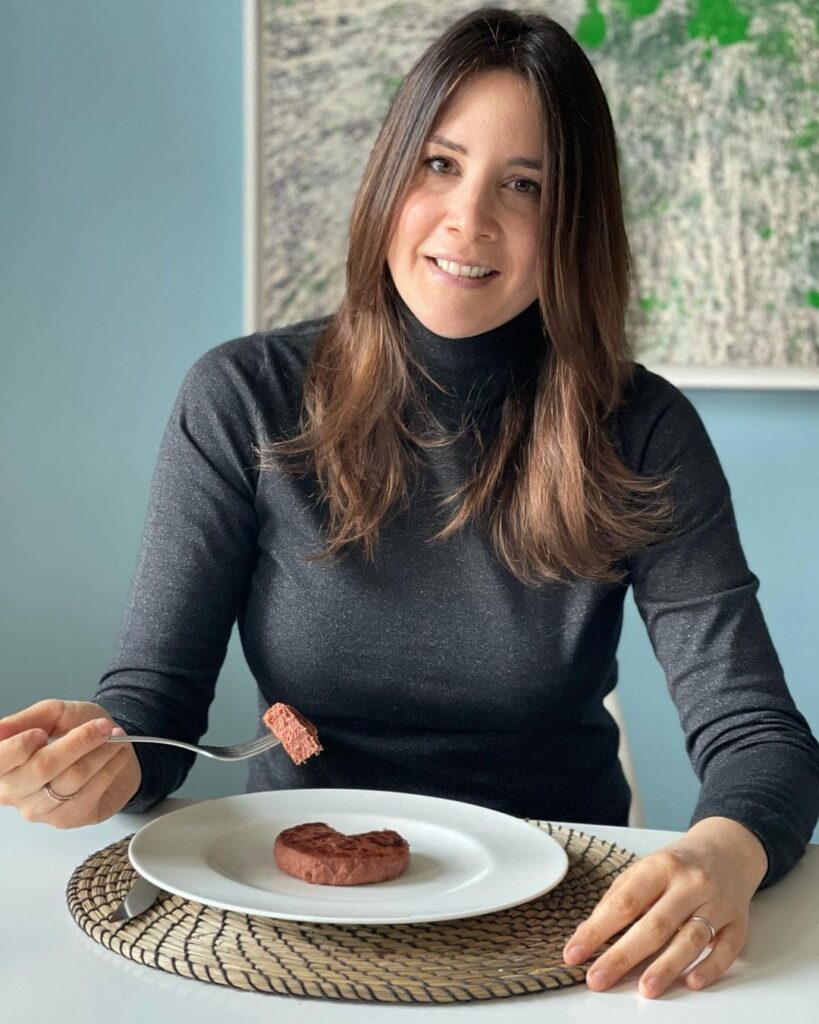 Silvia Goggi mentre mangia un hamburger vegano