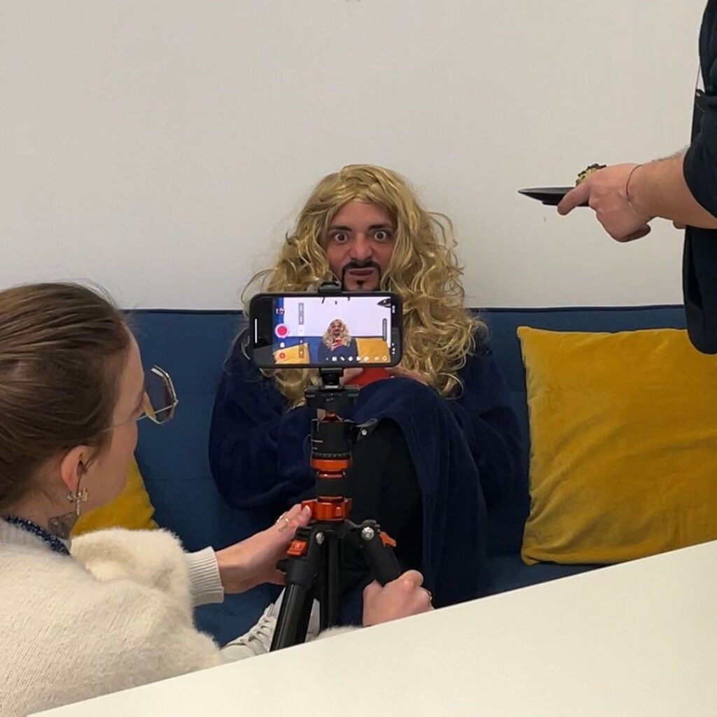 manuel mentre gira un video per tiktok