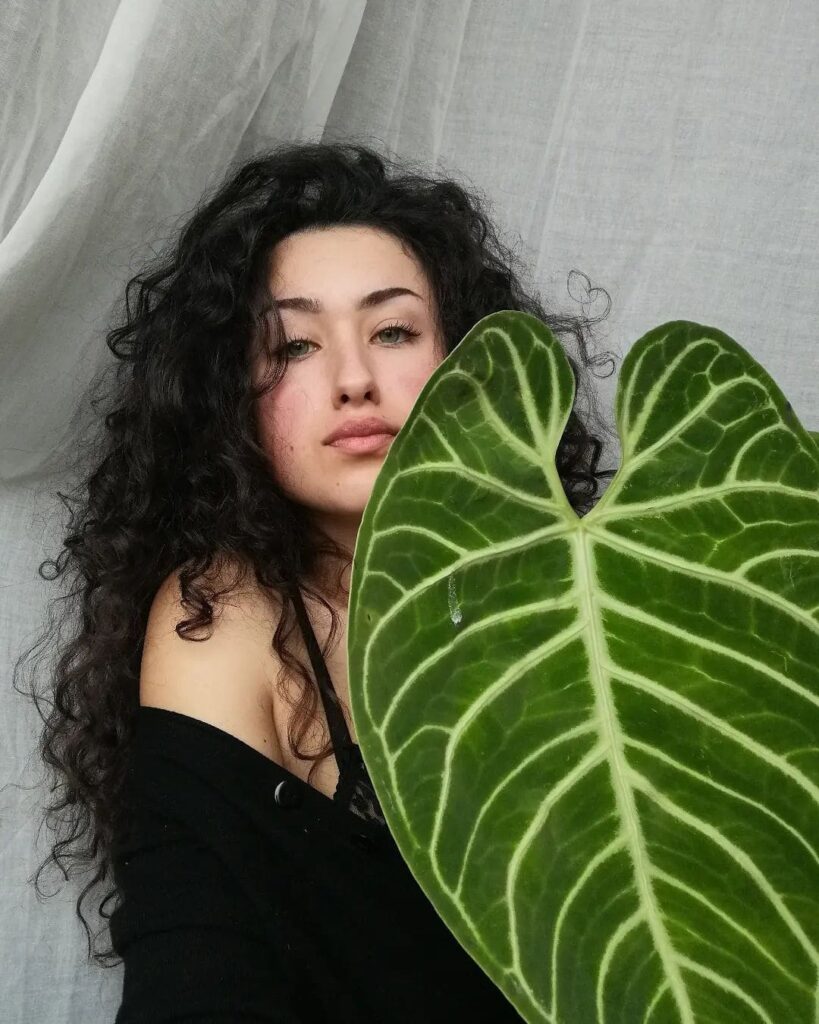 Letizia Manzoni mentre si fa un selfie con una foglia di una pianta