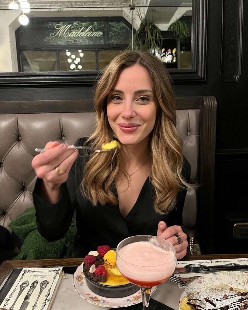 Melissa Paolini mentre mangia