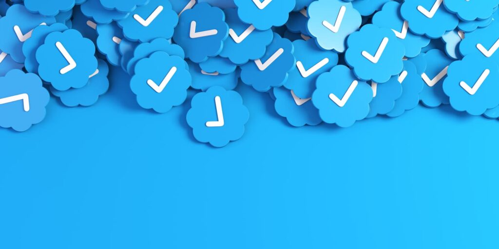 Tante spunte blu su sfondo blu