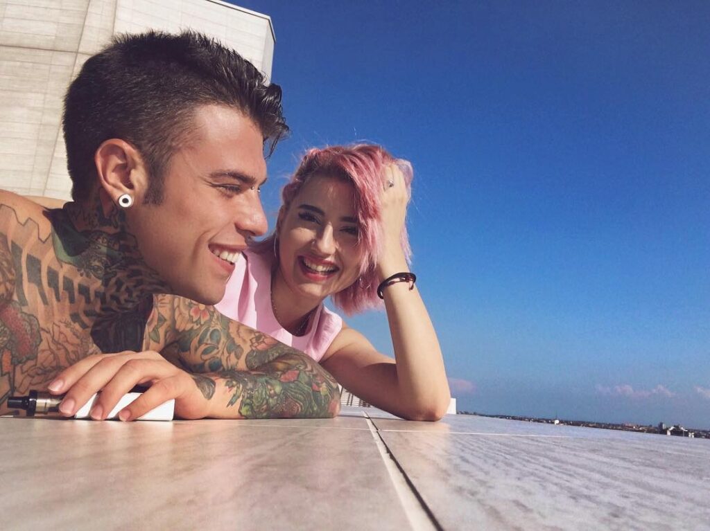 Fedez e greta che sorridono