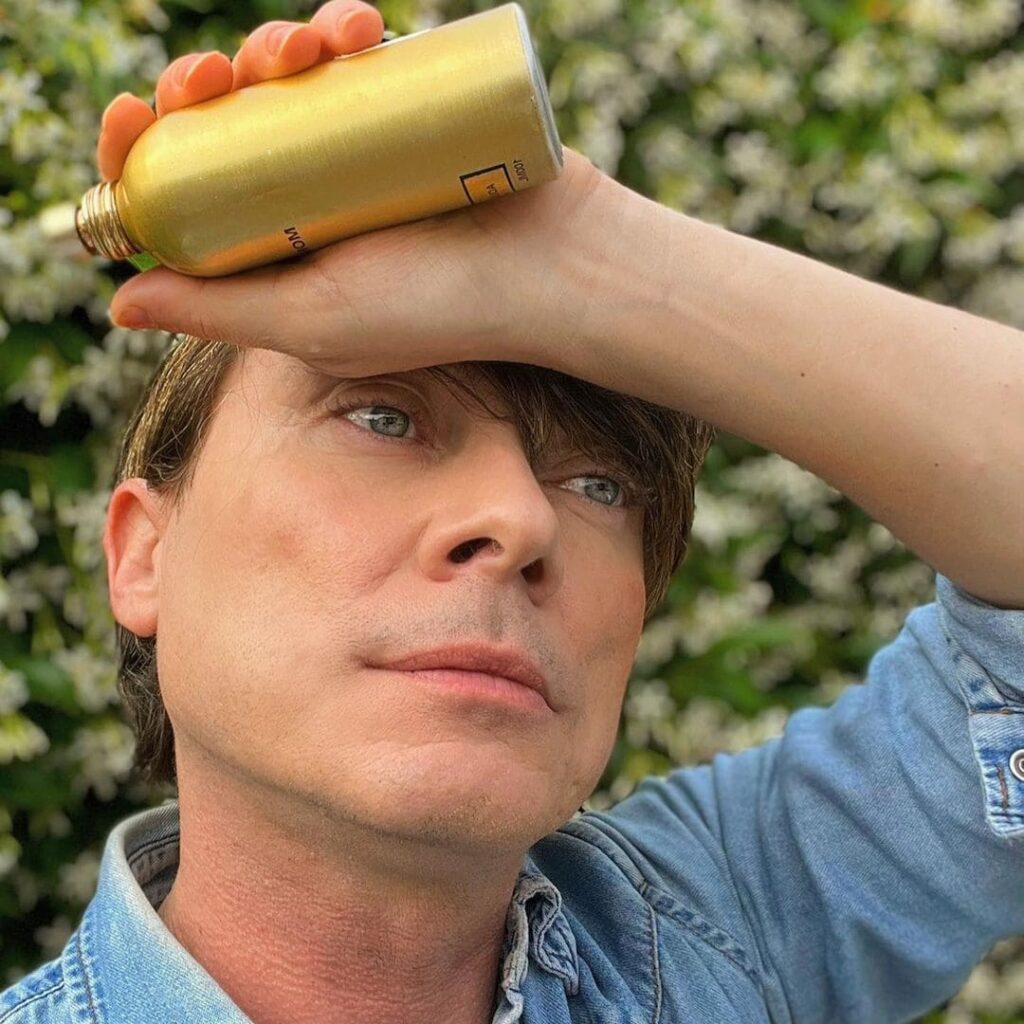 Cristian Cavagna con un profumo in mano 
