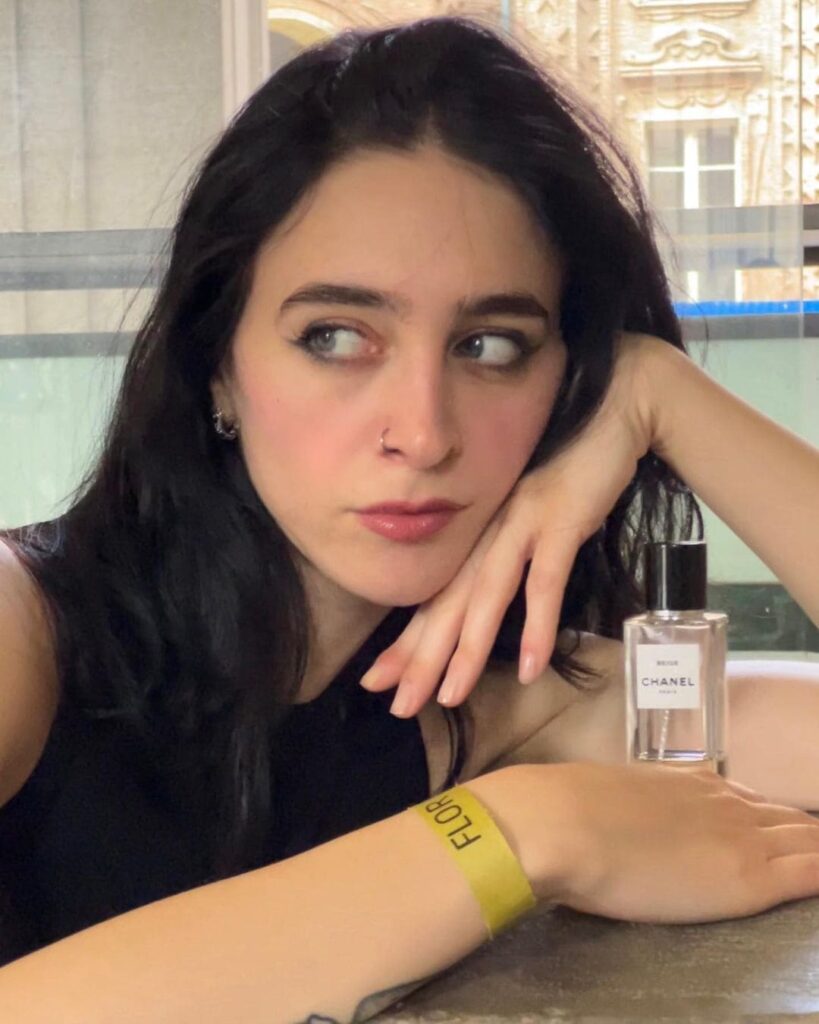 Matilda Morri che mostra il profumo chanel