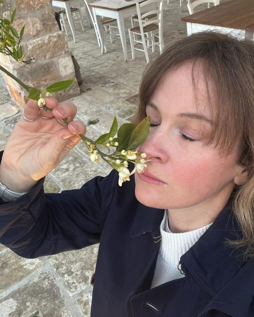 Paola Bottai che odora le zagare