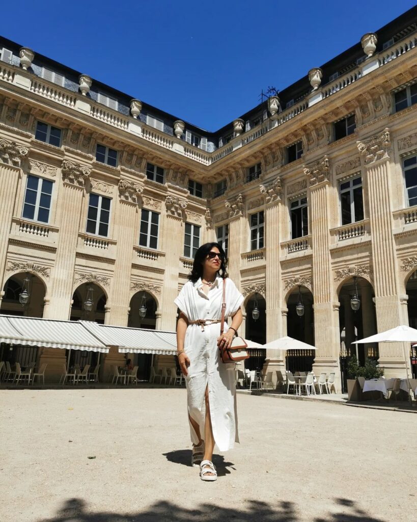 Vanessa Caputo vestita di bianco in giro per Parigi