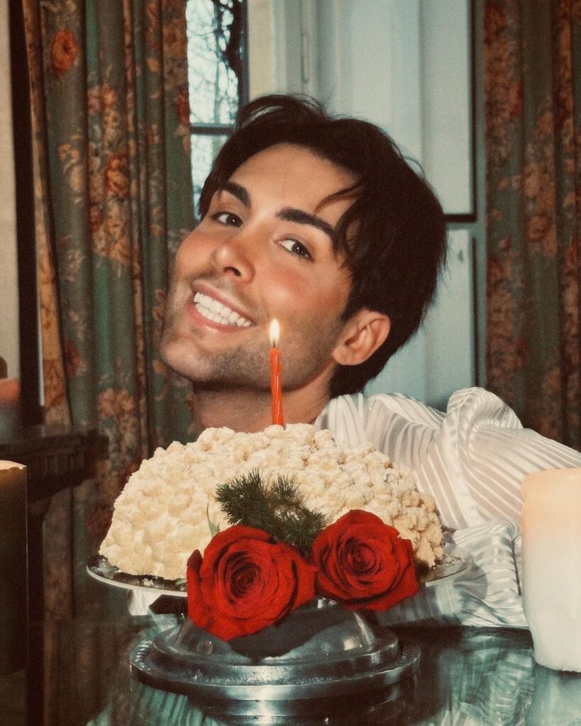 Gianmarco Zagato che sorride con i fiori in mano