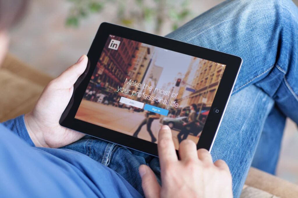 ragazzo che entra su linkedin da tablet