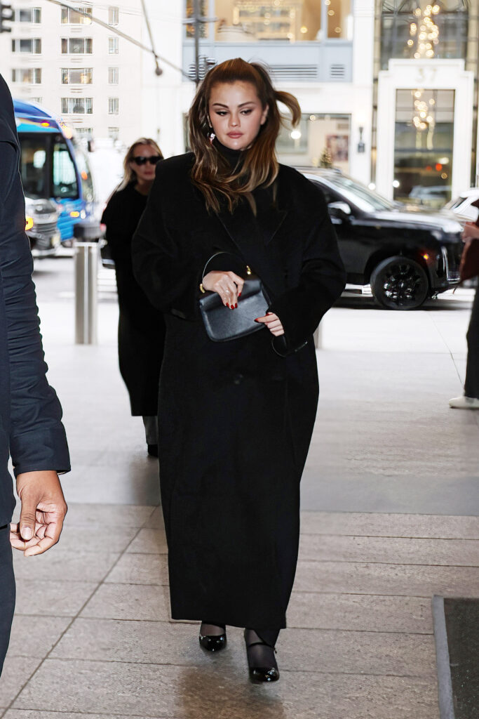 Selena Gomez flashes a "B" ring after going public with her new boyfriend Benny Blanco. The American actress and pop star wore an all black outfit while out and about in New York City.

sales@theimagedirect.com Please byline:TheImageDirect.com

*EXCLUSIVE PLEASE EMAIL sales@theimagedirect.com FOR FEES BEFORE USE (New York City - 2023-12-12, TheImageDirect.com / ipa-agency.net) p.s. la foto e' utilizzabile nel rispetto del contesto in cui e' stata scattata, e senza intento diffamatorio del decoro delle persone rappresentate