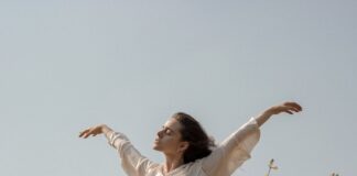 Ricercare il benessere sui social: Zenthusiast e il ruolo degli influencer una ragazza respira all'aria aperta in un campo