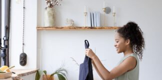 Gli effetti delle nuove linee guida Agcom: la ricerca di Inflead Ragazza che mostra un abito ai suoi follower in video