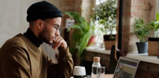 Come scalare la strategia di influencer marketing nel contesto delle nuove regole? Il report di Inflead ragazzo al computer