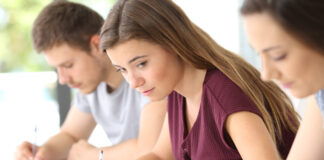 Consigli legali non richiesti by Giurinsta – il confine sottile tra ispirazione e copia Student trying to copy from a classmate during an exam